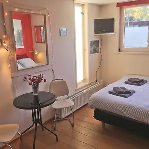 https://houseboat-westerdok.amsterdamhotelsnl.com